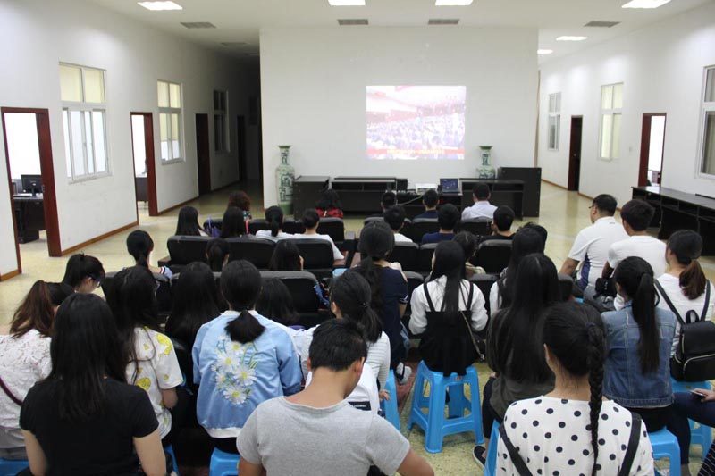 成都理工大学师生党员收看党代会开幕大会直播