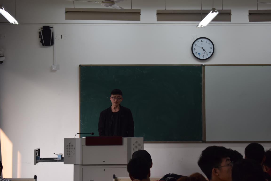 部长缪金宏上台发言 部长缪金宏上台发言