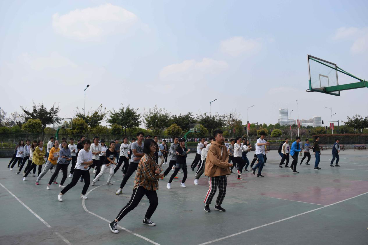 学院慰问方阵和啦啦操 学院慰问方阵和啦啦操