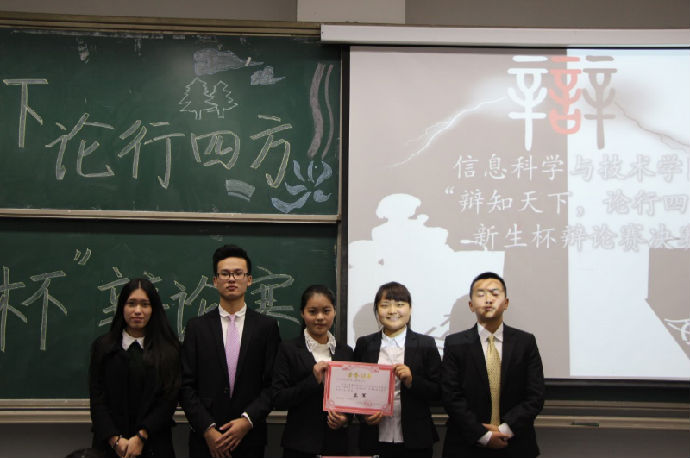 嘉宾与亚军队伍合影留念
