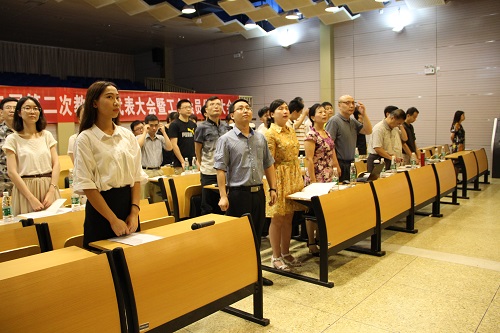 大会在庄严的国歌声中正式开幕