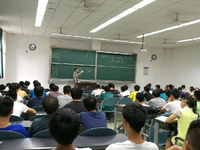 祝忠明老师与学生交流专业学习方式