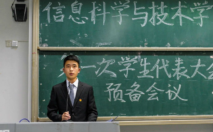 资格审查委员会代表作报告