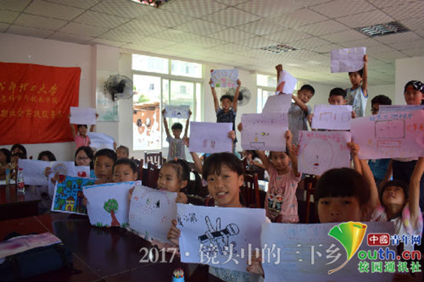 互动绘画课《我的梦想》作品展(中国青年网通讯员 雷杰成 摄) 互动绘画课《我的梦想》作品展(中国青年网通讯员 雷杰成 摄)