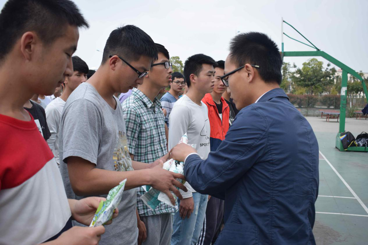 学院慰问方阵和啦啦操 学院慰问方阵和啦啦操