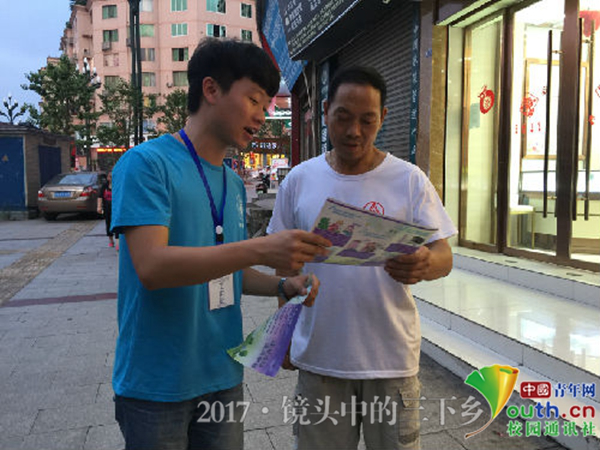 队员宣传防艾、防肺结核知识(中国青年网通讯员 雷杰成 摄) 队员宣传防艾、防肺结核知识(中国青年网通讯员 雷杰成 摄)